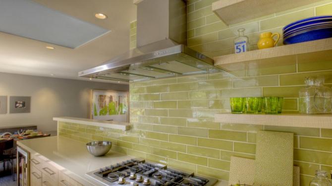 Кухня в деревянном доме – примеры интерьеров в различных стилевых решениях и подходящие для них материалы